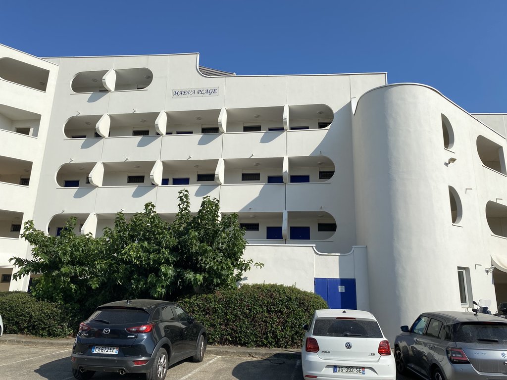 Enseigne « Maeva Plage » sur la façade